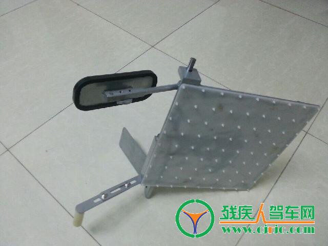 特利唯格:油门踏板左延