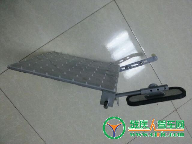 特利唯格:油门踏板左延